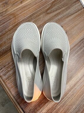 CROCS Women’s Slip-On Flats in Light Gray with Peach Accent